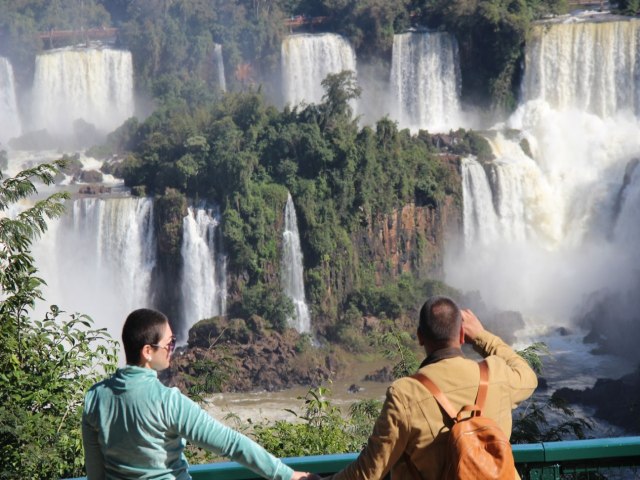 Sequência de feriados prolongados impulsiona turismo de Foz do Iguaçu