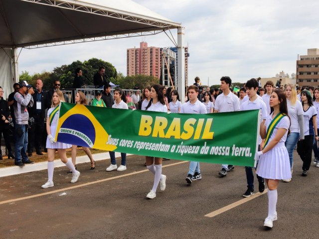 Cerca de 20 mil pessoas prestigiam o desfile de 7 de Setembro em Foz do Iguaçu