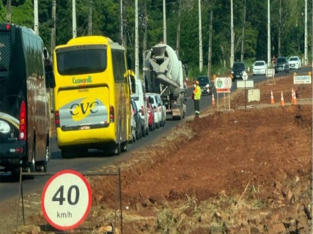 Sistema de ‘Pare Siga’ provoca lentidão e filas de veículos na Avenida das Cataratas