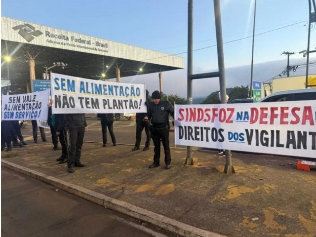 Com sal�rios e f�rias atrasados, vigilantes paralisam atividades em Foz do Igua�u