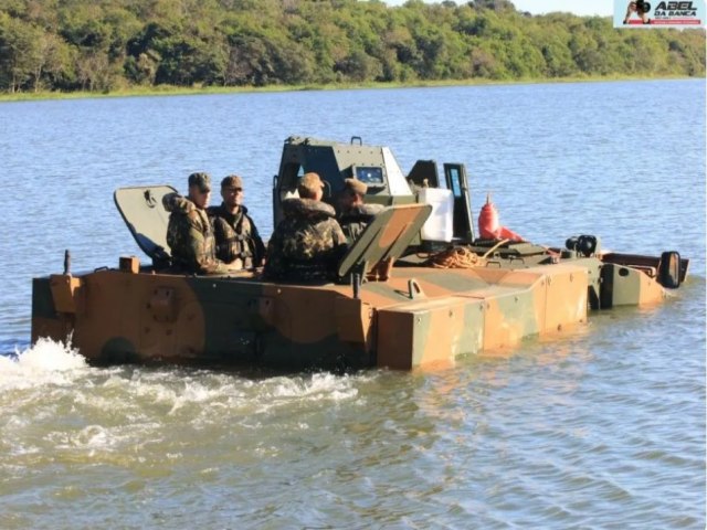 Treinamento34� BI Mec treina navega��o anf�bia com blindado Guarani em rios da fronteira
