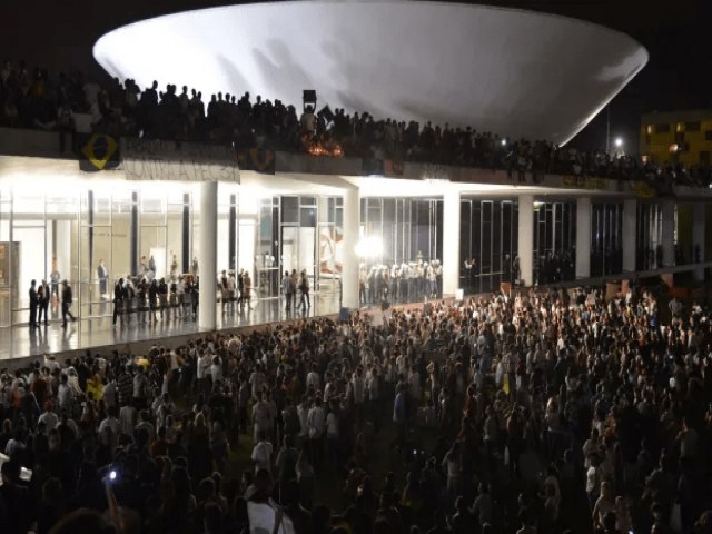 Dez anos aps protestos, poltica brasileira carrega marcas e consequncias das jornadas de junho