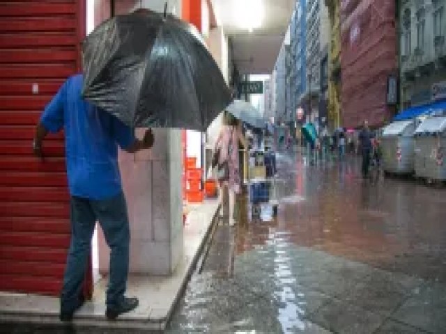 Ciclone extratropical causa alagamentos no RS e SC; cidades tm mais de 200 milmetros de chuva