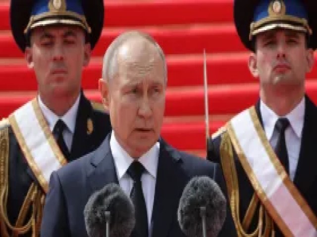 Vladimir Putin agradece ao exrcito russo por parar a 