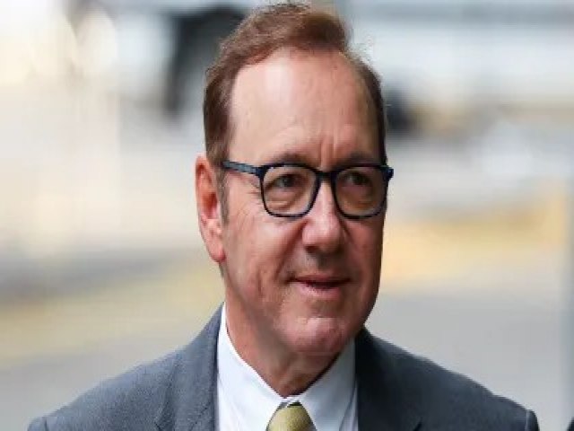 Acusado de agresso sexual, Kevin Spacey diz que tocou suposta vtima ?de forma romntica e ntima?