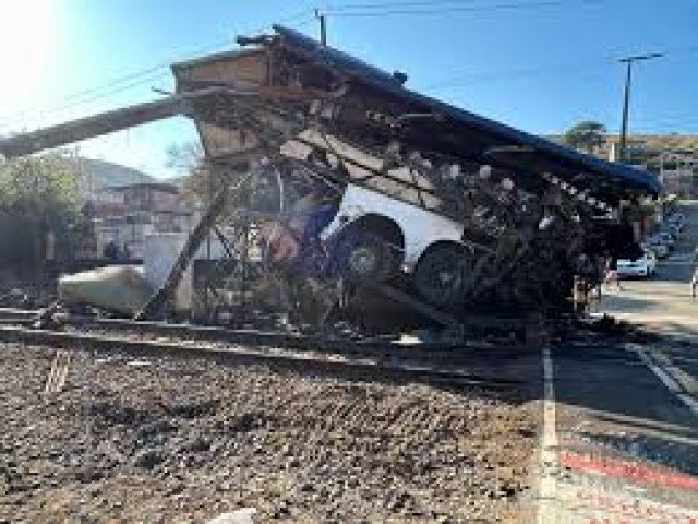 VDEO: nibus de turismo atingido por trem em Juiz de Fora ficou partido ao meio