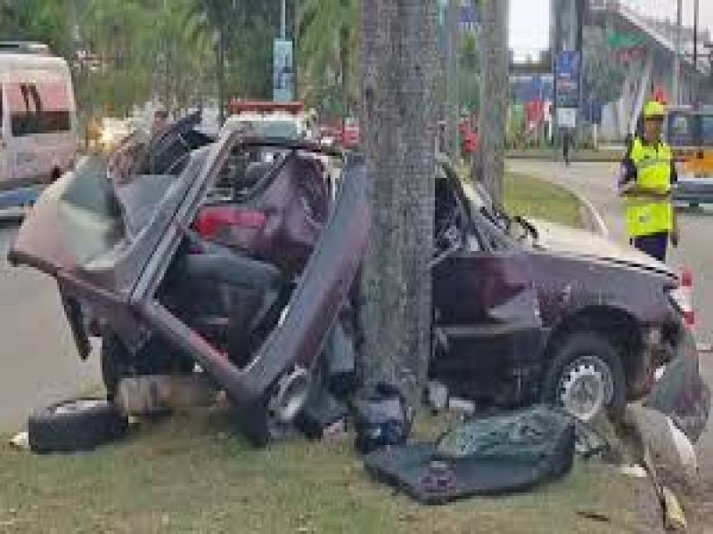 Carro desgovernado bate em rvore em frente  sede do Flamengo; 2 morrem na hora