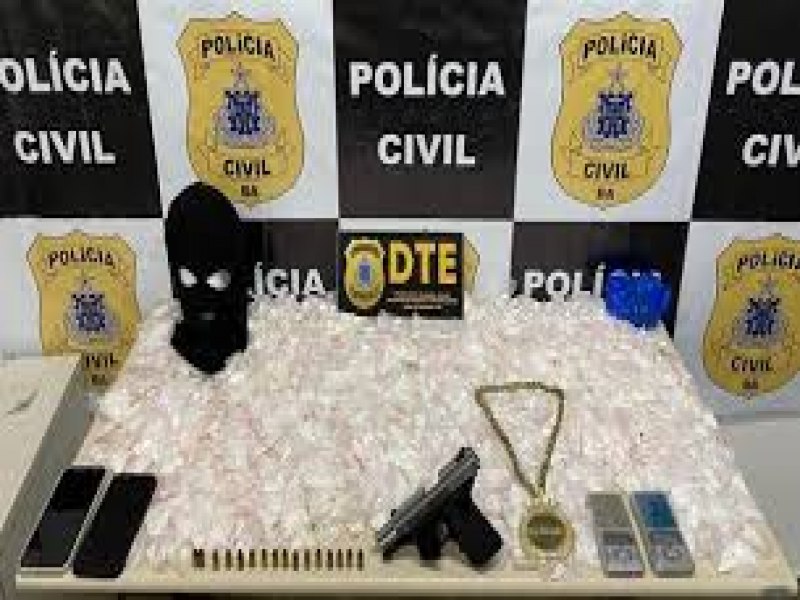 Homem  preso em flagrante com 1,5 mil pores de cocana em bairro de Feira de Santana