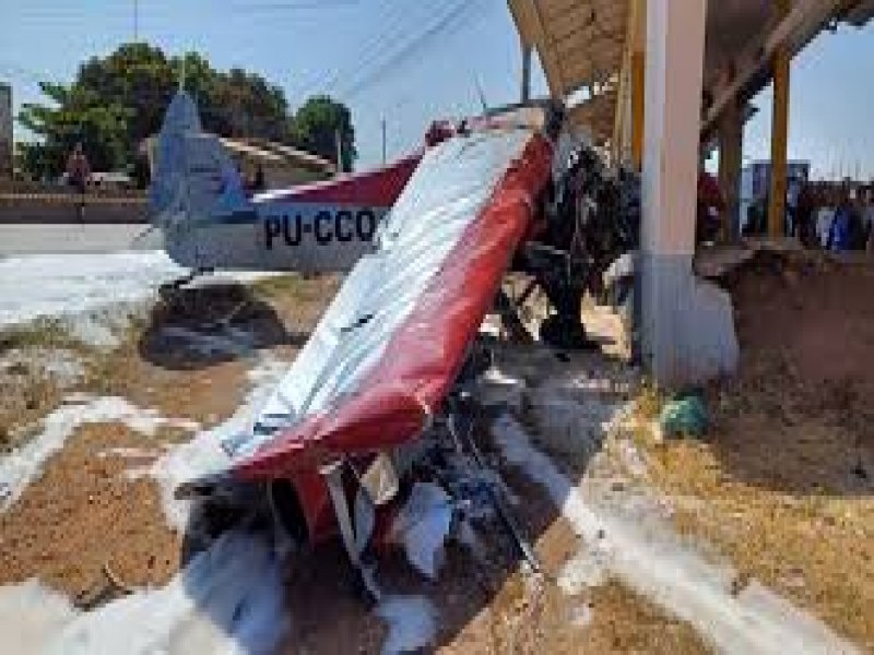 'Perda da hlice em voo': oua mensagem do piloto para torre antes de avio cair sobre van e moto em Teresina