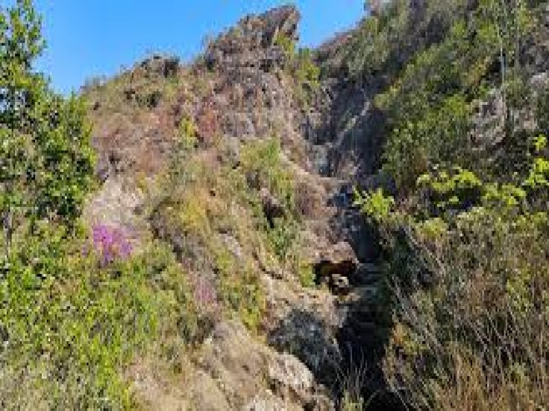 Cachoeira histrica seca completamente em regio que no chove h mais de 100 dias em MG; veja antes e depois