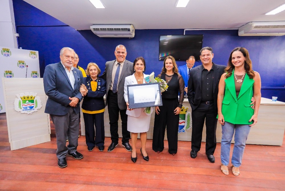 C�mara de Macei� homenageia ex-secret�ria Rosineide Lins com Comenda �lcio Ver�osa