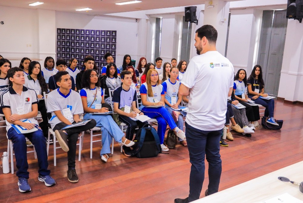 Projeto Plenarinho re�ne estudantes na C�mara para forma��o cidad� e legislativa