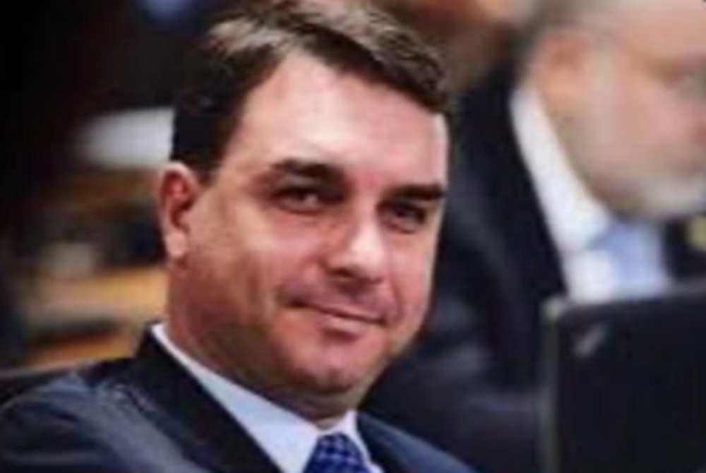 PF amplia investigação sobre fraudes no INSS e mira empresário ligado a empresa associada a Flávio Bolsonaro PF amplia investigação sobre fraudes no INSS e mira empresário ligado a empresa associada a Flávio Bolsonaro