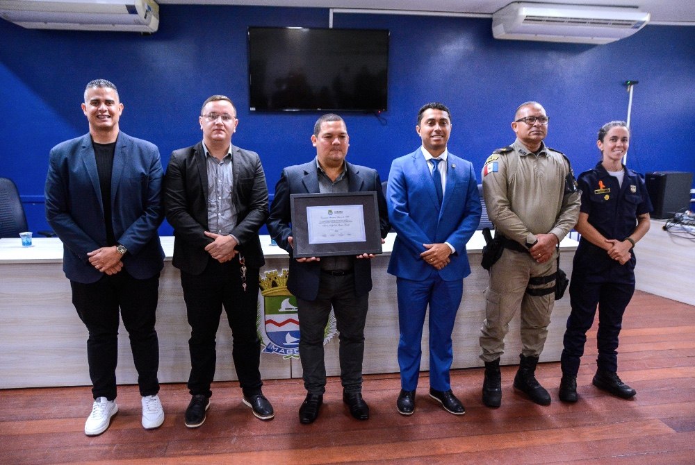     C�mara de Macei� homenageia comunicador Bruno Rafael com a Comenda Arnon de Mello