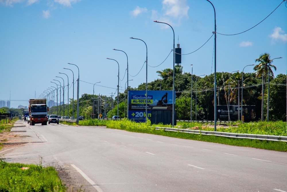 Obras de triplicação da rodovia entre Maceió e Barra de São Miguel entram em nova etapa e prometem transformar o trânsito no Litoral Sul Obras de triplicação da rodovia entre Maceió e Barra de São Miguel entram em nova etapa e prometem transformar o trânsito no Litoral Sul