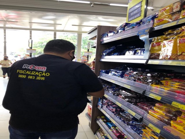 Procon-JP autua supermercados e apreende dezenas de produtos com data de validade vencida