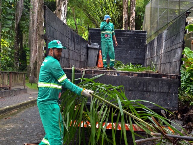 Emlur parabeniza agentes de limpeza pelo seu dia e por trabalho realizado em toda cidade