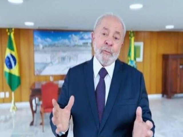 Lula celebra reduo do preo da gasolina e do gs: \'Hoje estou particularmente feliz\'