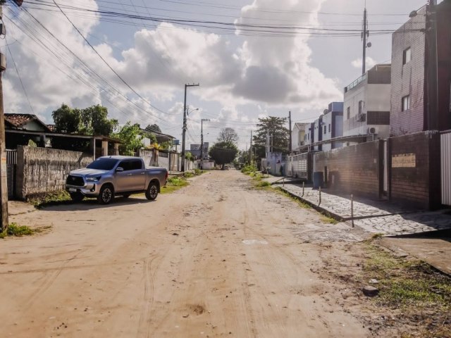 Ccero Lucena autoriza obras de pavimentao em 36 ruas do Geisel e anuncia projeto de paisagismo