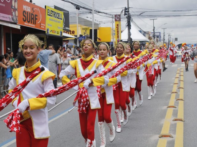 Moradores de Mangabeira lotam Avenida Josefa Taveira para assistir ao desfile cvico das escolas da Rede Municipal de Ensino