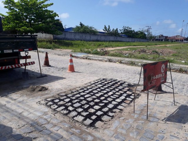 Seinfra segue com manuteno de galerias, iluminao e Operao Tapa-Buraco em 30 bairros nesta tera-feira