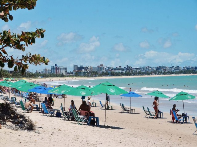 Turistas e moradores aproveitam as belezas naturais das praias de Joo Pessoa