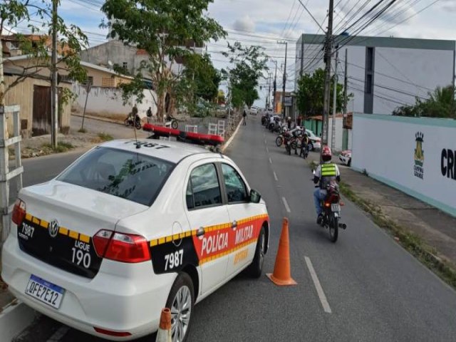 Com extensa ficha criminal, apenado com tornozeleira eletrnica e moto roubada  preso pela PM