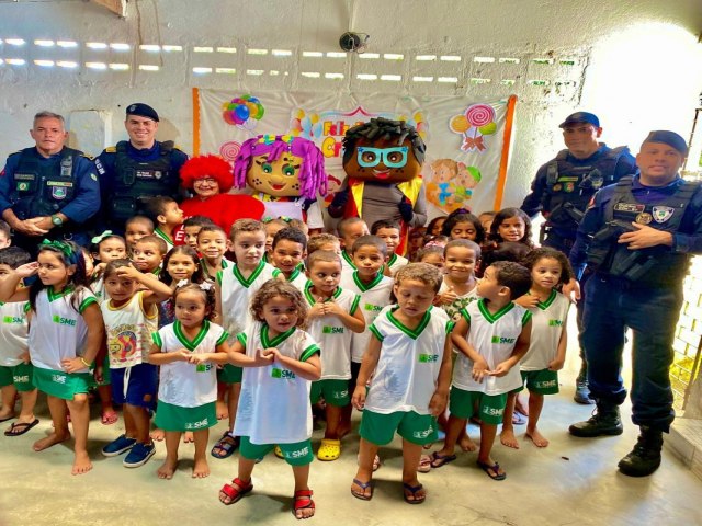 Guarda Municipal de Bayeux Promove a Campanha Doe um Brinquedo, Ganhe um Sorriso nas Creches Locais