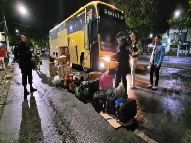 Com apoio da CPCes, Foras de Segurana apreendem drogas e arma em nibus, na Paraba