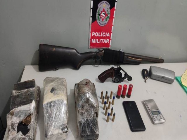 Em ponto de trfico de drogas, Polcia Militar desarticula trio com duas armas de fogo em Bayeux