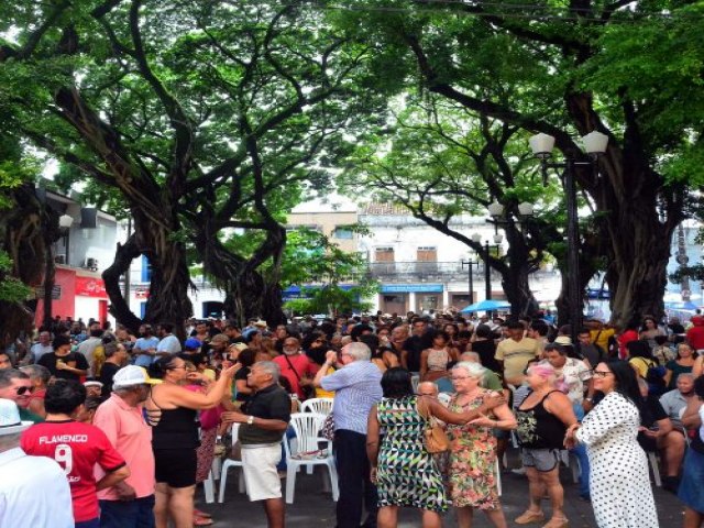 Sabadinho Bom recebe Kojak e escolas de samba Malandros do Morro e Pavo de Ouro