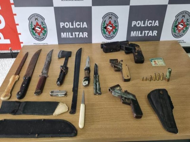 Polcia Militar prende homem acusado de ameaar moradores com faces e armas de fogo artesanais, no bairro de Mangabeira