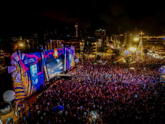 Vaqueiro Milcemar, Amazan, Santanna e Cavalo de Pau levantam a multido durante show nas areias de Tamba