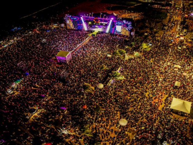 Multido lota as areias da Praia de Tamba na terceira noite do Festival Forr Vero