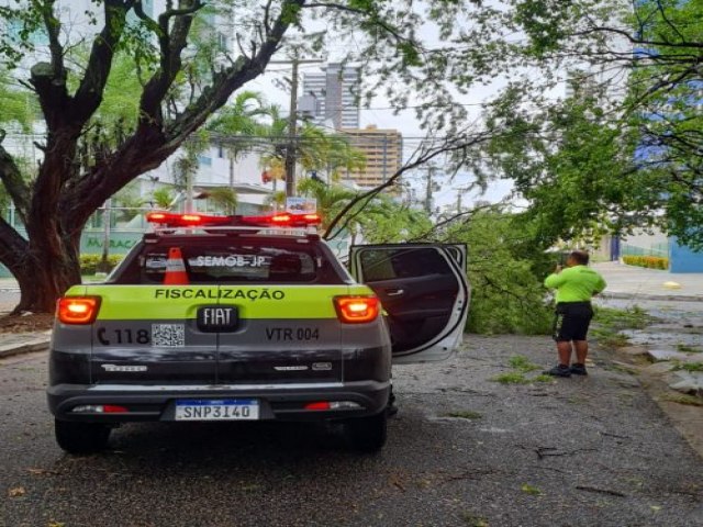 Joo Pessoa tem chuva e vento fortes e aes da Prefeitura minimizam transtornos