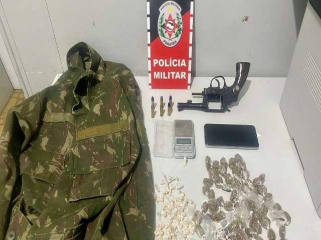 Polcia Militar prende suspeitos por trfico de entorpecentes e porte ilegal de arma de fogo, em Mamanguape