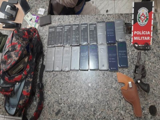 EM FLAGRANTE: Polcia Militar recupera 18 celulares roubados e prende acusado do crime com arma de fogo