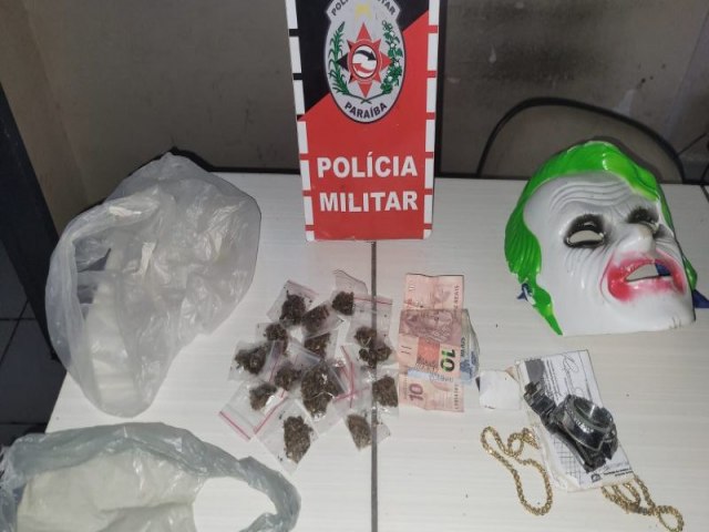 Polcia Militar prende dupla suspeita de atuar no trfico de drogas na cidade de Pedras de Fogo