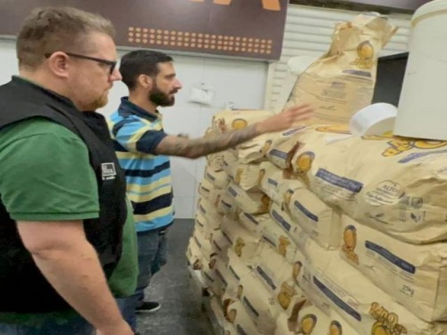 Procon-JP apreende em supermercado mais de duas toneladas de farinha de trigo com validade vencida