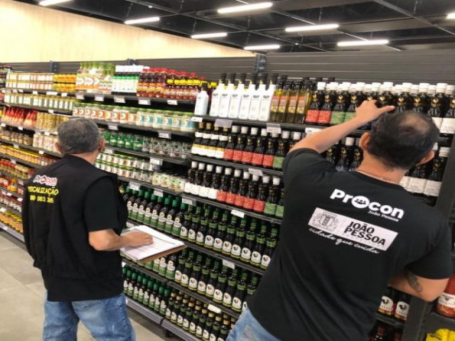 Procon-JP fiscaliza supermercados para recolher 10 marcas de azeites de oliva suspensas pelo Ministrio da Agricultura