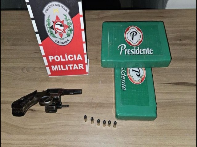 Polcia Militar apreende arma e drogas durante abordagem a veculo em Sousa