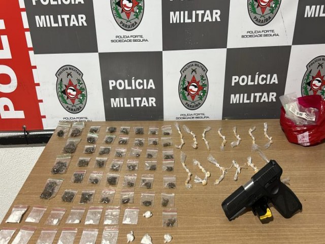 Polcia Militar apreende sacola com arma e mais de 100 pores de drogas em comunidade de JP