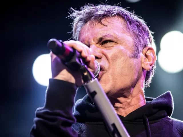 Bruce Dickinson, vocalista do Iron Maiden, confunde Madonna e Maradona