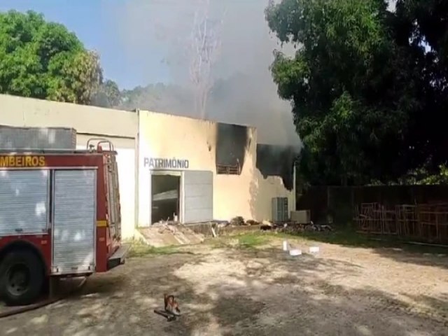Incndio atinge setor de Patrimnio da UESPI; Bombeiros esto no local