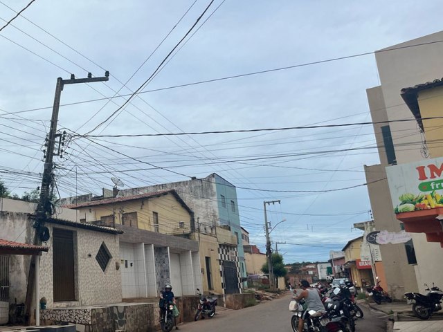 Poste ameaça cair em rua e preocupa moradores do bairro Passagem das Pedras