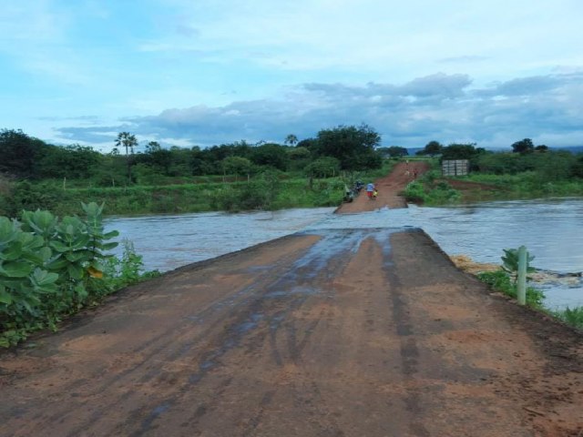 Vdeo mostra passagem molhada sendo invadida por gua na zona rural de Picos
