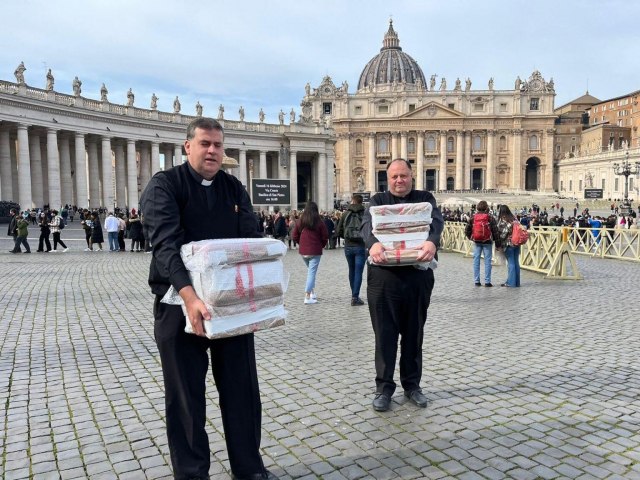 Chega ao Vaticano, com 7 mil pginas, o processo de beatificao do 1 santo do Piau
