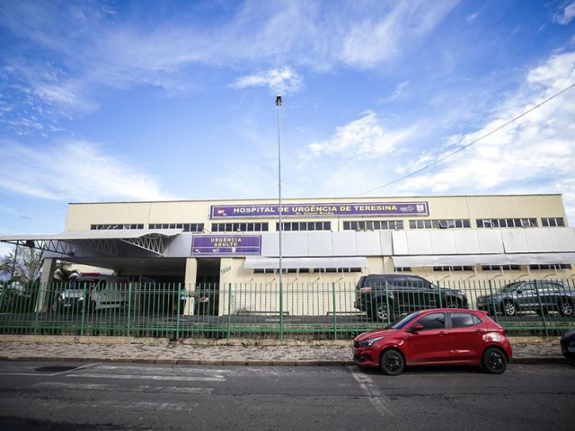 Governo do Piau entrega 10 novas ambulncias para hospitais da rede estadual de sadenesta quarta (17)