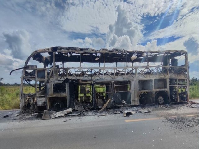 nibus de passageiros fica destrudo aps pegar fogo na BR-364 em RO