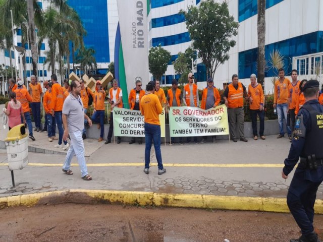 Servidores do DER-RO realizam greve em frente ao Palcio Rio Madeira em Porto Velho